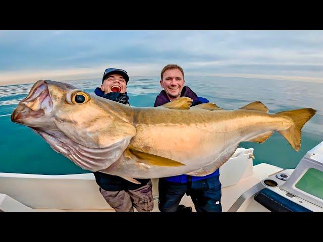 POISSON RECORD du grand large, je traque un lieu jaune géant et ça devient violent !!