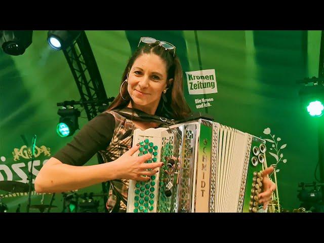 Claudia Hinker spielt Großglocknerblick von Slavko Avsenik auf ihrer Steirischen Harmonika