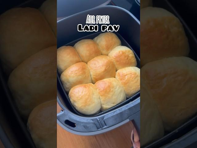 Pav in Air fryer #ladipav #bread #airfryer #airfryerrecipes #recipeshorts #trendingshorts #shorts