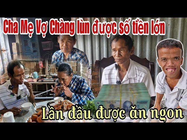 Cha Mẹ Vợ Chàng lùn được MTQ trao số tiền lớn và tặng con vịt quay siêu to.