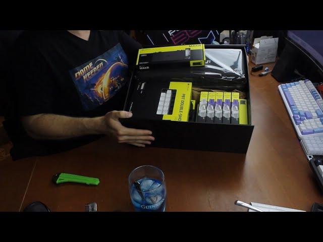 Unboxing a Corsair MAKR 75 DIY kit keyboard!