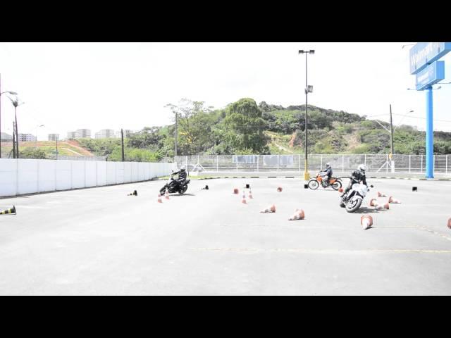 Curso de Pilotagem Defensiva do Amaral. Alunos dominando curvas.