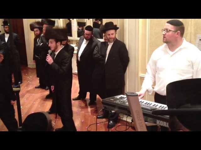 Sholem Lemmer singing at a wedding with pinny ostreicher on keys