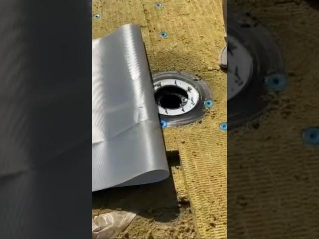 Как правильно укладывать рулон мембраны на кровлю; #монтажкровли #кровля #кровельныеработы