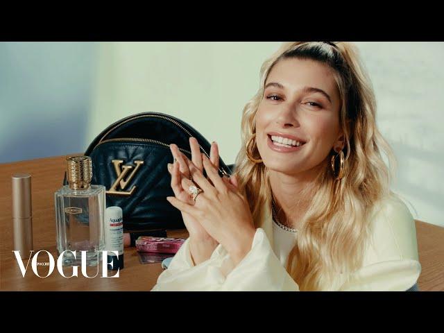 Что в сумке у Хейли Бибер? | Vogue Россия