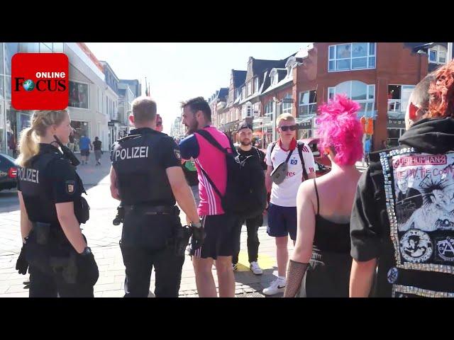 Auf Sylt geraten Punker und Fußball-Fans aneinander - Polizei muss eingreifen