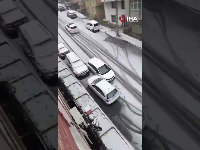 Eyüpsultan’da kar nedeniyle kayan otomobil diğer araçlara çarptı