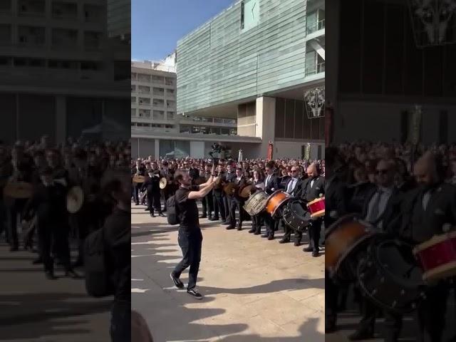 Més de 300 músics interpreten l'himne de la Comunitat en la plaça de l'Ajuntament de Benidorm