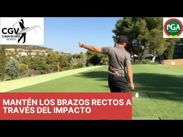 Mantén los brazos rectos a través del impacto- Consejos de Golf en Español