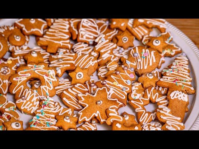 Easy Gingerbread Cookies with Honey, Decorated with Royal Icing the best recipe CC | Savori Urbane