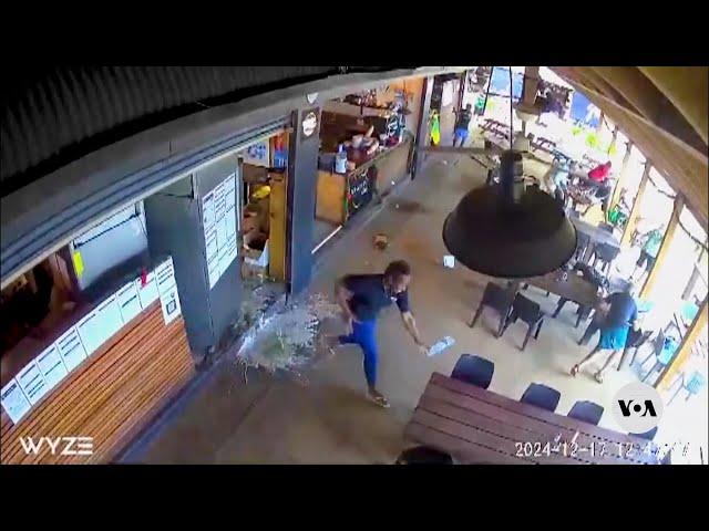 Footage captures moment earthquake strikes cafe in Vanuatu | VOA News