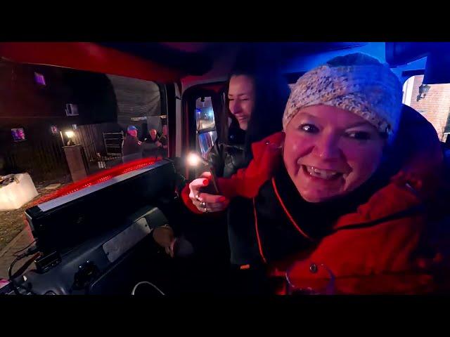 Onverwachts bezoek in de brandweerauto tijdens de carnavalsoptocht 2025 in Heerewaarden