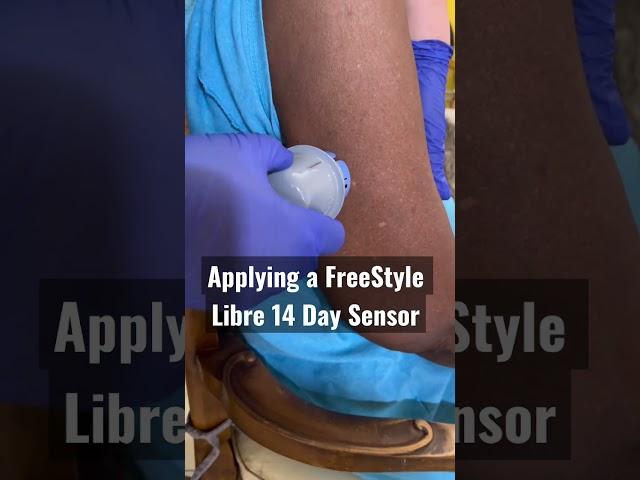 Applying a #FreeStyleLibre 14 day Sensor | #diabetes
