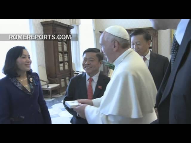 Pope Francis meets with president of Vietnam\'s parliament, Nguyen Sing Hung