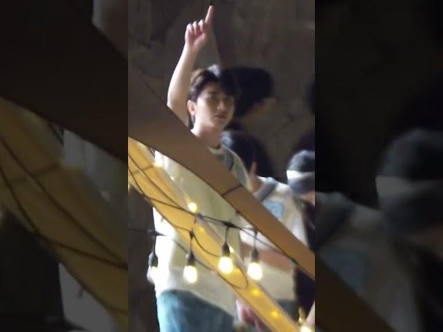 跟粉丝打招呼的坤坤超可爱#奔跑吧特别季路透 #奔跑吧10