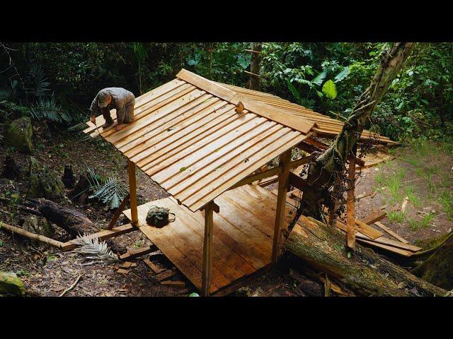 Build a bushcaft house in the rainforest. Finish the roof with wood and floors.