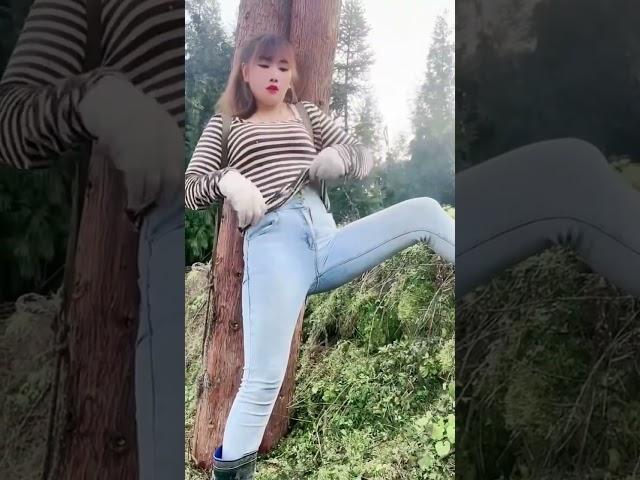 搬木头的小姑娘#农村女孩日常 #清纯朴实 #山卡卡的农村人 #山里姑娘  #countrygirl