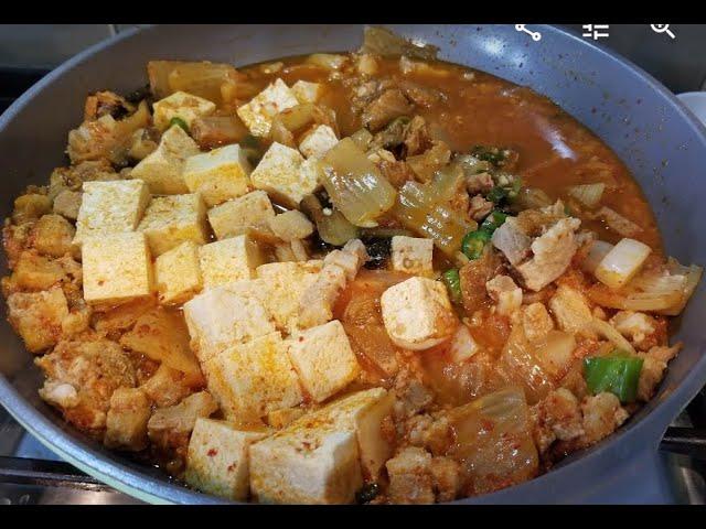 Pork kimchi jjigae (ft.  Paik's Cuisine, Korean food) - Easiest