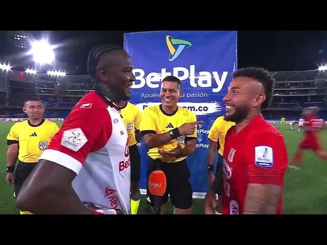 ¡Gracioso cruce entre Hugo Rodallega y Duván Vergara en el América vs. Santa Fe!