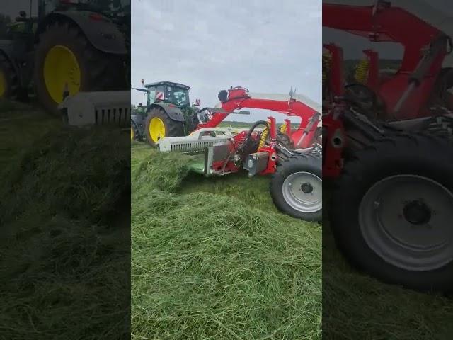 Johndeere 6R mit Bandschwader am Schwaden. #Bandschwader #farming #shorts #mv #farmlife #farmer