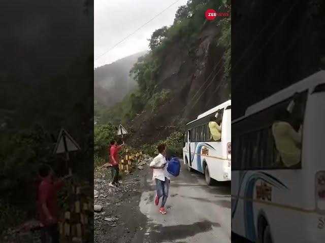 नैनीताल में पहाड़ खिसकने से बस छोड़ भागे 14 पैसेंजर, वीडियो आया सामने | Landslide | Uttarakhand