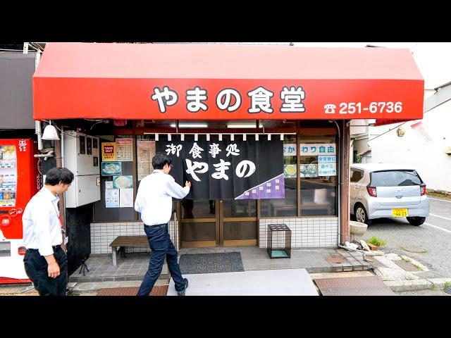 Rice and 18 different small dishes! Free refill!! A simple restaurant run by mom and son!