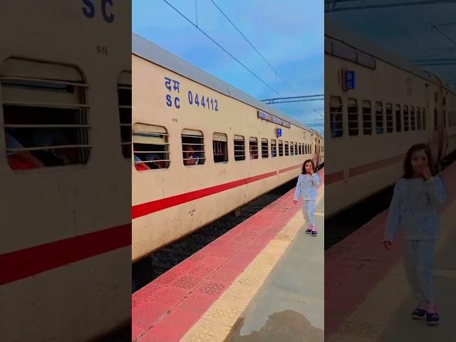 Zainab Queen at Railway station Peeler