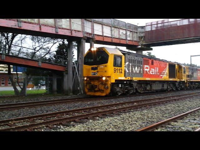 Locomotives DL 9112 and DXB 5074 heading north with a freight train at Te Kūiti, Aotearoa.