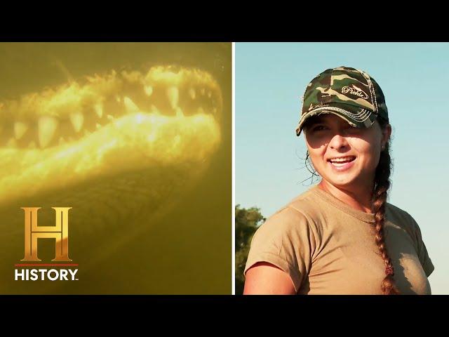 Swamp People: Troy and Pickle Catch a 12-FOOT GATOR (Season 14)