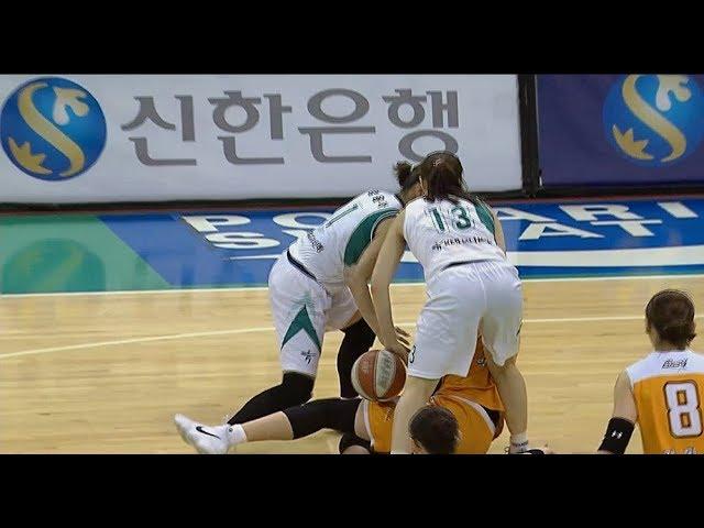 WKBL 2017~2018 KEB하나vsKB스타즈 - 시간에 쫓긴 염윤아의 첫번째 개인반칙.20180228