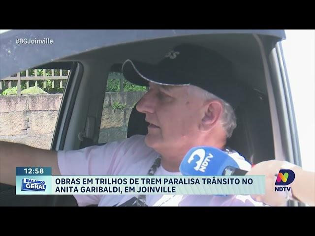 Obras em trilhos de trem paralisa trânsito no Anita Garibaldi, em Joinville