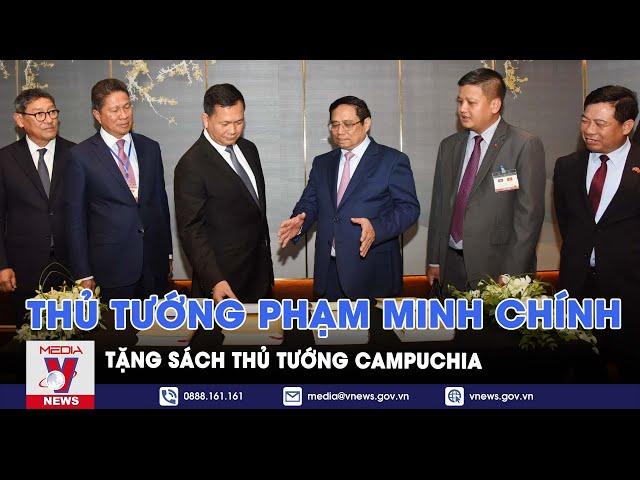 Thủ tướng Phạm Minh Chính tặng sách Thủ tướng Campuchia - VNews