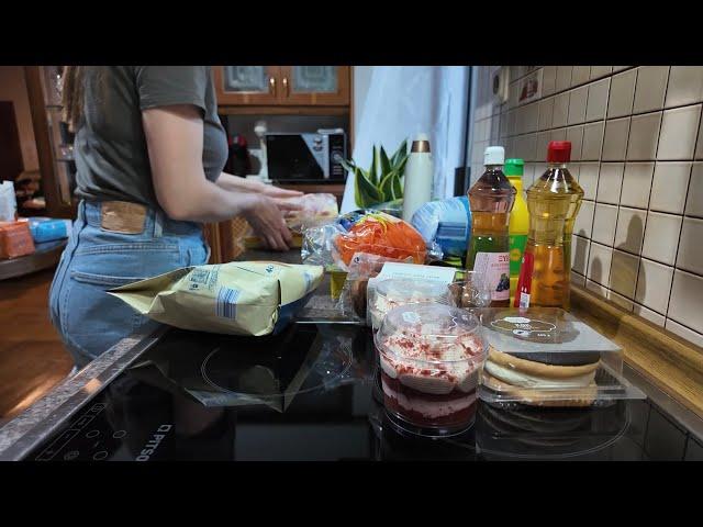 Моя семья с мужем греком.В свободное время он всегда с нами. За покупками в LIDL/ JUMBO.