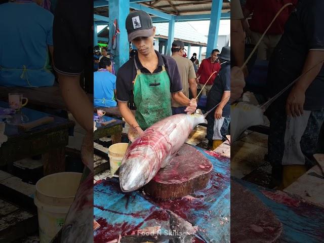 Amazing skills! cutting large size tuna very skillfully #tuna #tunacuttung #fishcutting #skills