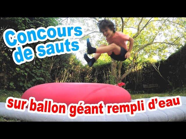 Concours de sauts sur un BALLON GONFLABLE GEANT REMPLI D'EAU