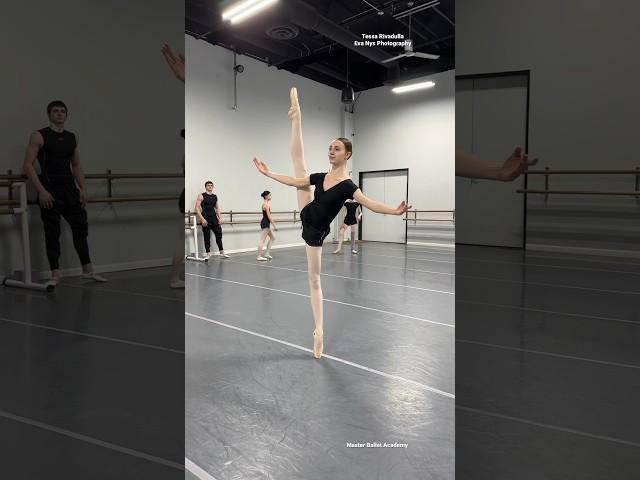 WOAH!! THAT BALANCE  @tessa_rivadulla #ballet #balletclass