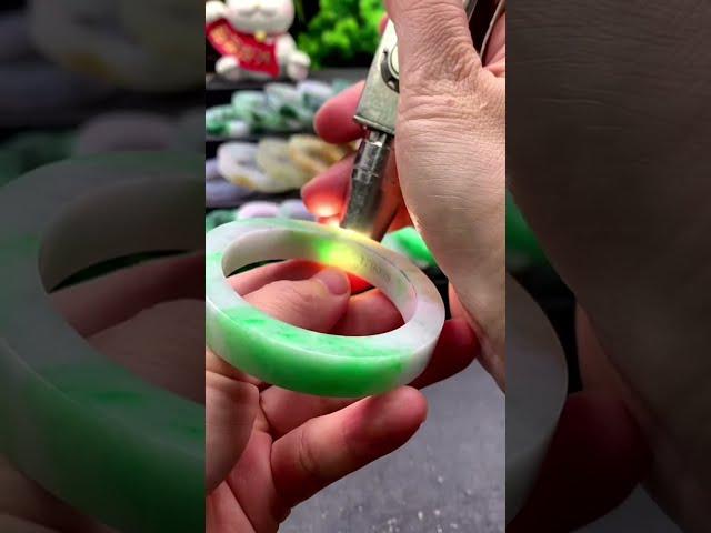 翡翠 翡翠直播，走進翡翠源頭，美鐲觸手可得，直播間高性價比毛坯手鐲正在定製中。6月24日晚班主播阿輝。#翡翠直播 #翡翠手鐲 #緬甸翡翠 #珠寶首飾 微信/Line：yushifc899