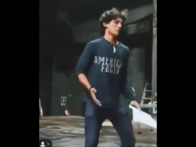 Emilio Osorio bailando