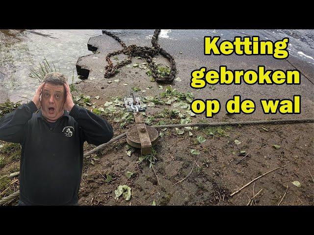 Veerpont Maasbommel twee kettingen gebroken op de wal door de harde wind.