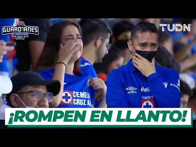 ¡LÁGRIMAS DE FELICIDAD! Aficionados del Cruz Azul no pueden contener la emoción | TUDN