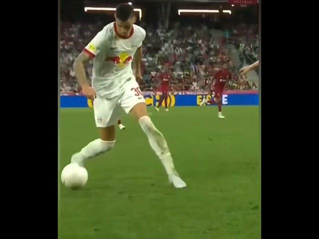 Benjamin Sesko with a mind-blowing skill