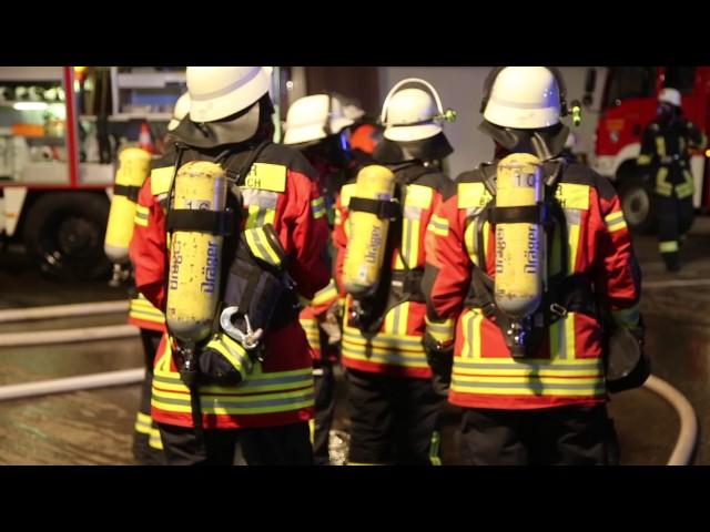 Böhen – Lagerhalle von Festzeltaufsteller in Vollbrand – Großeinsatz der Feuerwehren