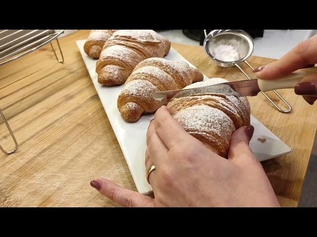 Croissant sfogliati  "Gluten free" fatti in casa! sentite il rumore durante il taglio