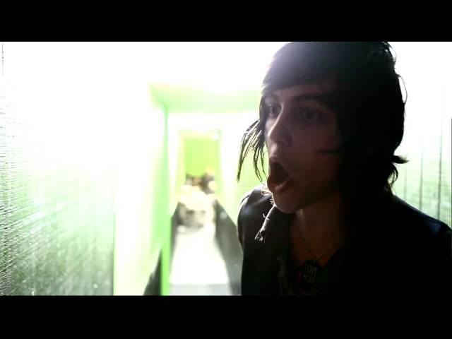 Kellin Quinn from Sleeping With Sirens warms up by singing the ApocoreTV jingle