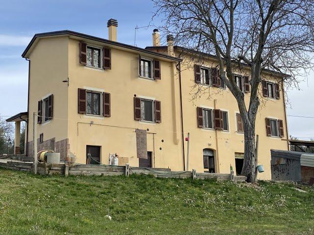 CP999 Giano dell'Umbria: restored farmhouse with 2 apartments, barn and about 1 Ha of land