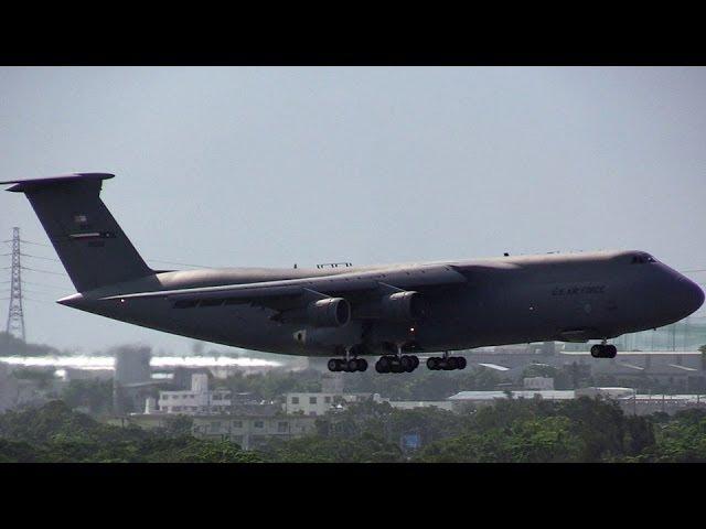 C-5 Galaxy landing USAF Kadena Airbase 嘉手納基地 沖縄 巨大輸送機の着陸