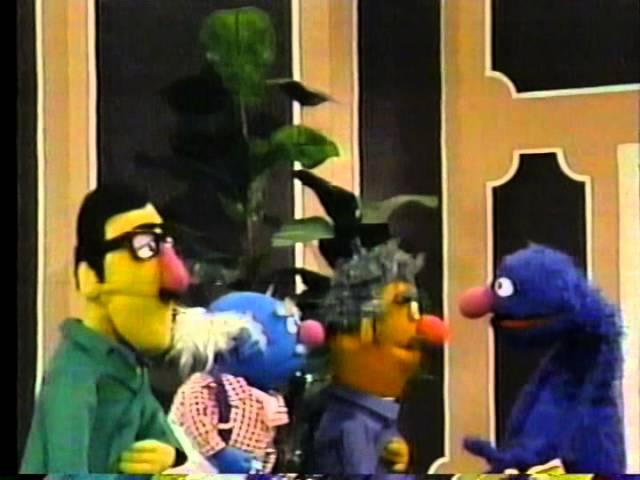 Classic Sesame Street - Waiter Grover Prepares a Birthday Party