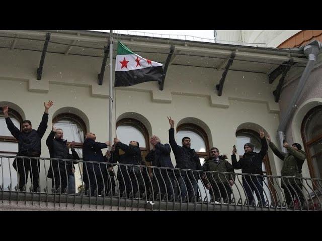 Флаг сирийской оппозиции поднят на посольстве Сирии в Москве. Днём ранее в РФ прибыл Башар Асад