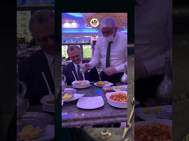 مستشار ترامب بيأكل كشري في أبوطارق: السياسة بتبدأ بطبق دقة!