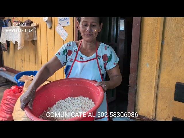 Ella nos sorprende! En horno artesanal preparó algo delicioso! Vea el ingenio de esta mamá! Sandy…..